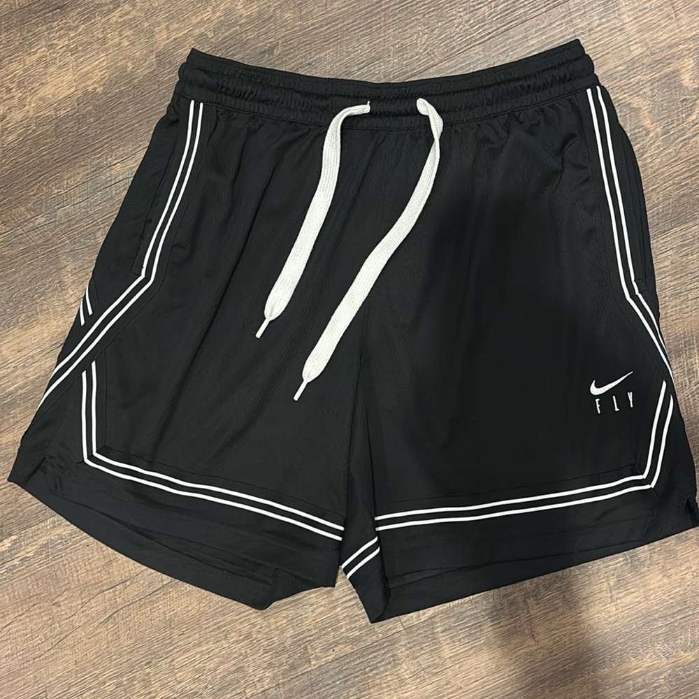 EUC Nike Fly women’s dri-fit basketball shorts size large